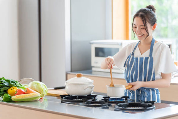 Как выбрать удобный фартук для домашней кухни